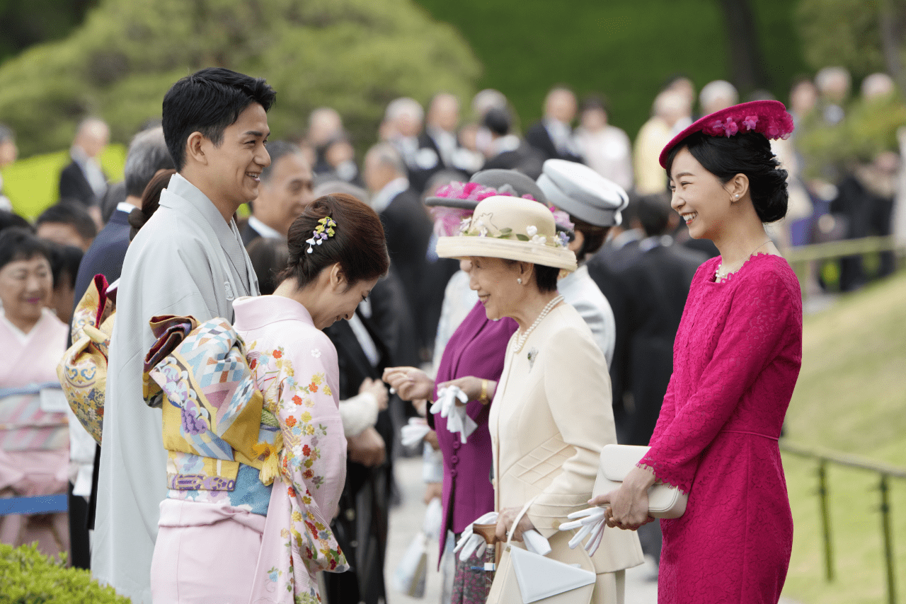 園遊会でりくりゅうペアと談笑。佳子さまは2人が以前に演じたプログラムを挙げるなど、経験者としての一面をのぞかせた（2026年4月17日）
