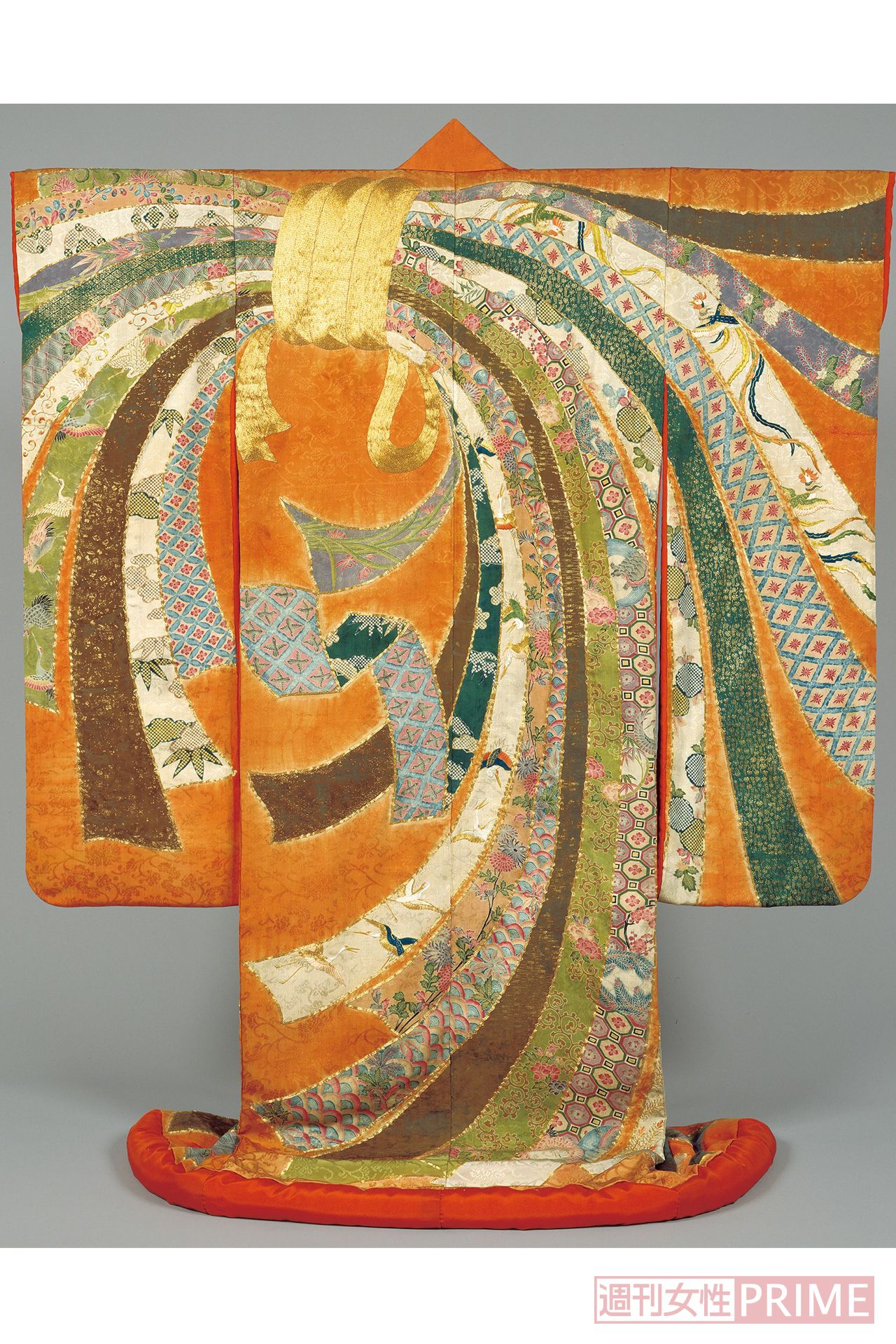 重要文化財　振袖 紅紋縮緬地束熨斗模様（江戸時代・18世紀　京都・友禅史会蔵）／江戸時代、きものの流行が京都から発信されるように。こちらの振袖は、江戸時代中期における最高の友禅染の技を駆使したもの。熨斗模様、ひと筋ひと筋に繊細な色挿しが施されている