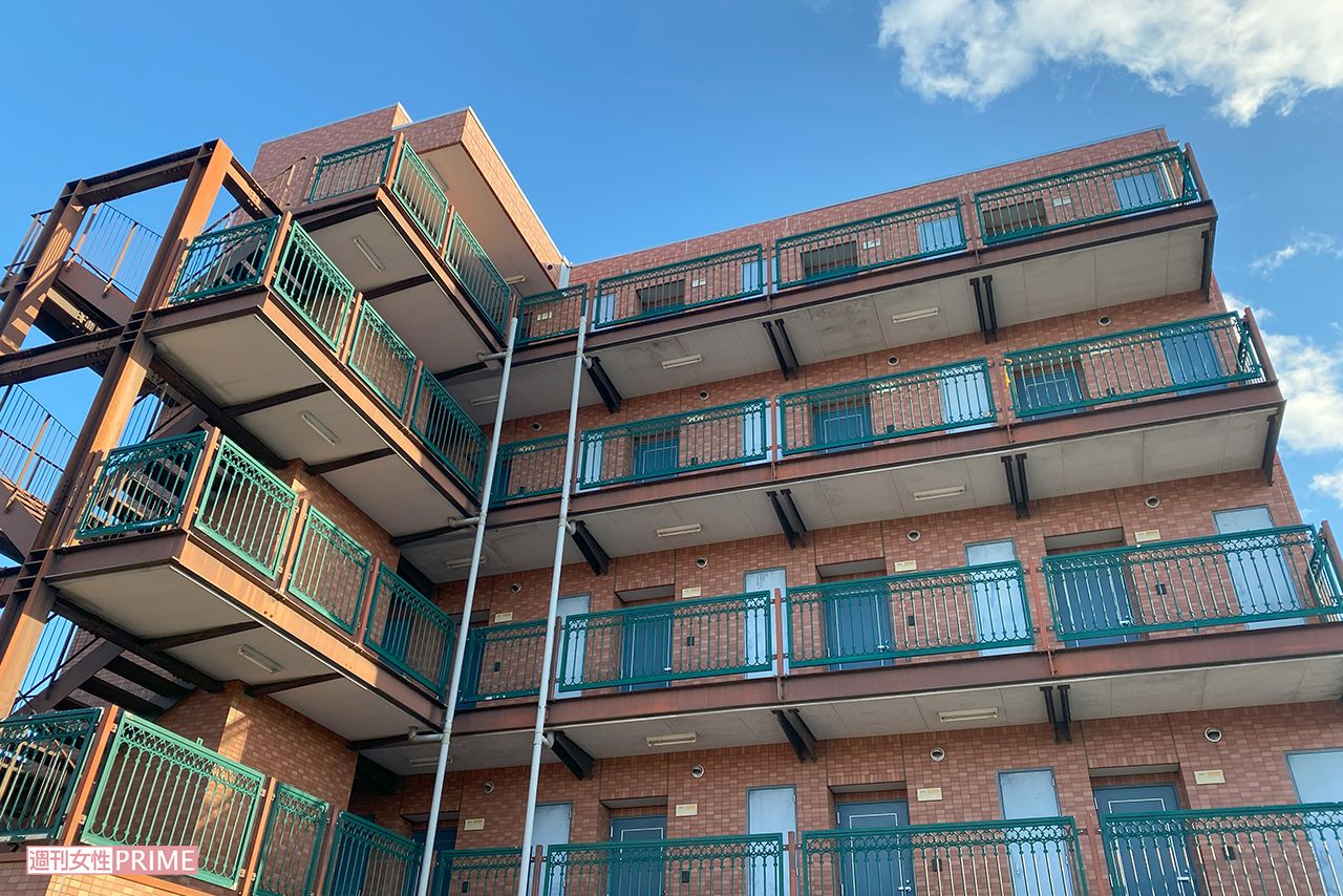 事件のあった前橋市内のマンション。救急搬送後のエレベーターには血痕が点々と残っていたという