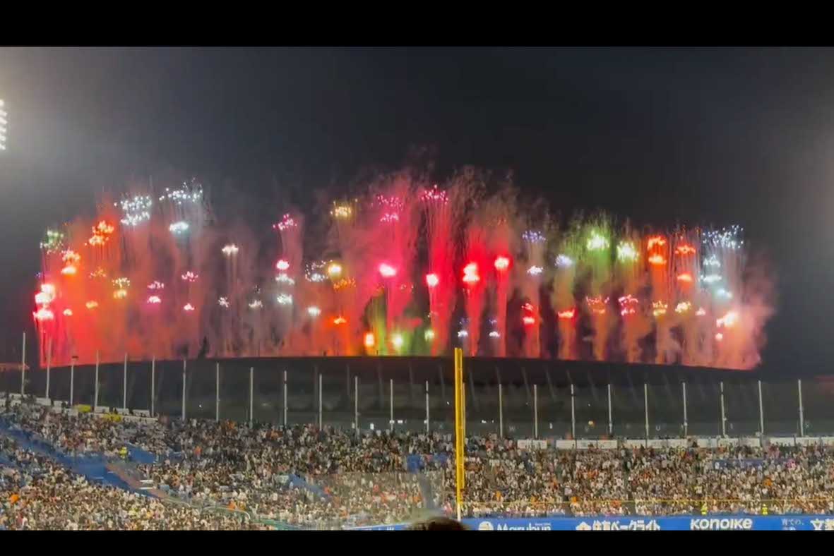 Mrs.GREENAPPLEの国立競技場公演でド派手な花火が上がり、神宮球場の試合は2日連続で試合が一時中断に（Xより）