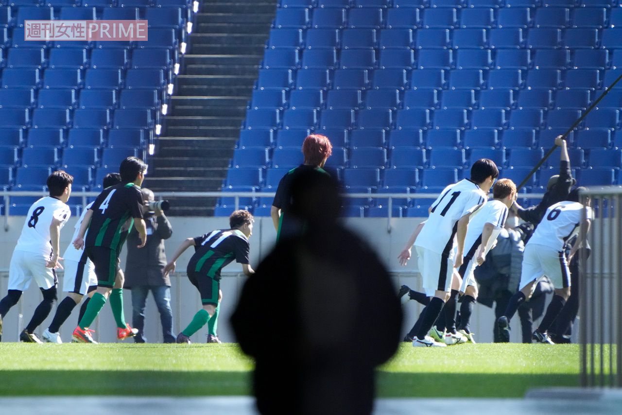 2025年11月、映画『ブルーロック』撮影で、大勢のエキストラによる歓声の中で行われた試合シーン。寒空の下、グラウンドを駆け抜けた