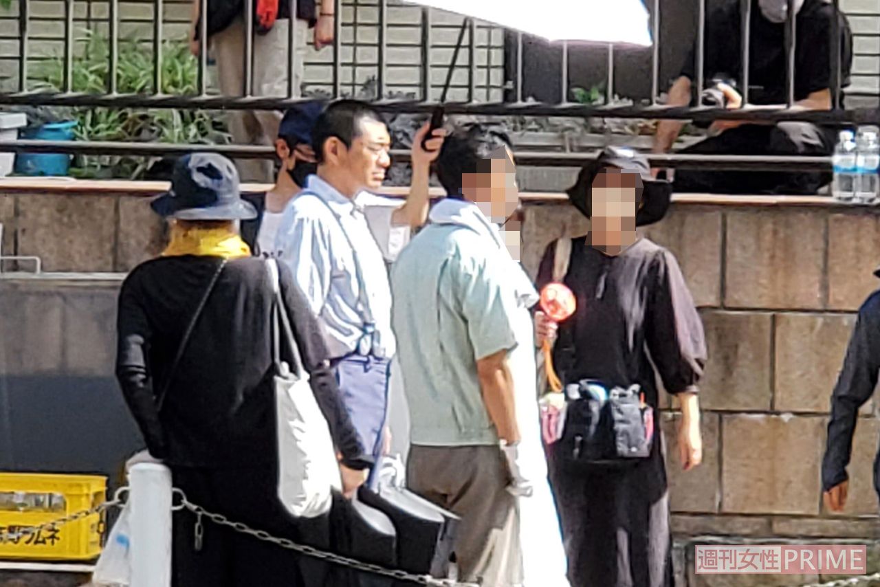 映画撮影現場で汗だくの博多華丸