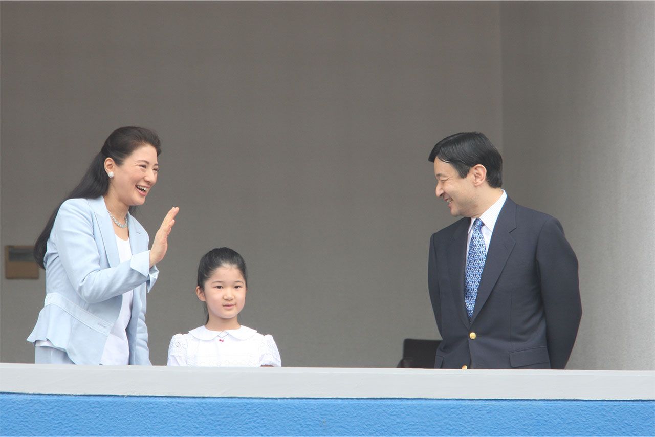 2009年7月、愛子さま初の神宮球場。陛下のまなざしは今と変わらず温かい