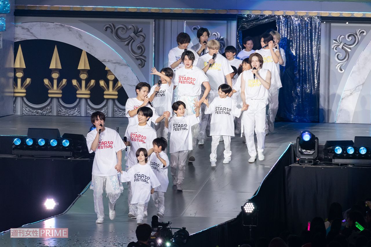 アンコールでは“フレッシュジュニア”と仲良く手をつないで登場　撮影／斎藤周造