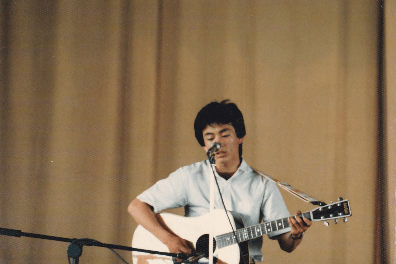 日夜弾き語りに励んでいた高校生のころ。軽音学部とハンドボール部に所属していた