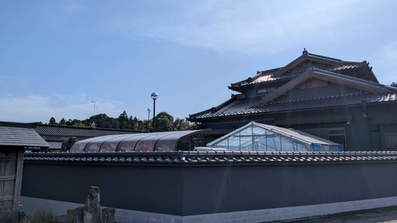 《栃木県上三川町》殺害された69歳の女性の自宅、1階の窓ガラスを叩き割って侵入したことが判明している