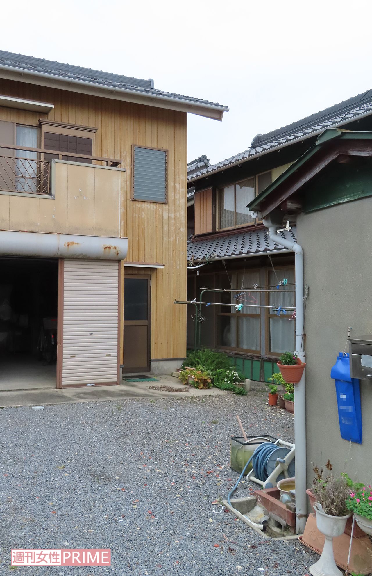 進さんが暮らした離れ（左側の建物）と、両親がいる母屋（右）は数十センチの近さ