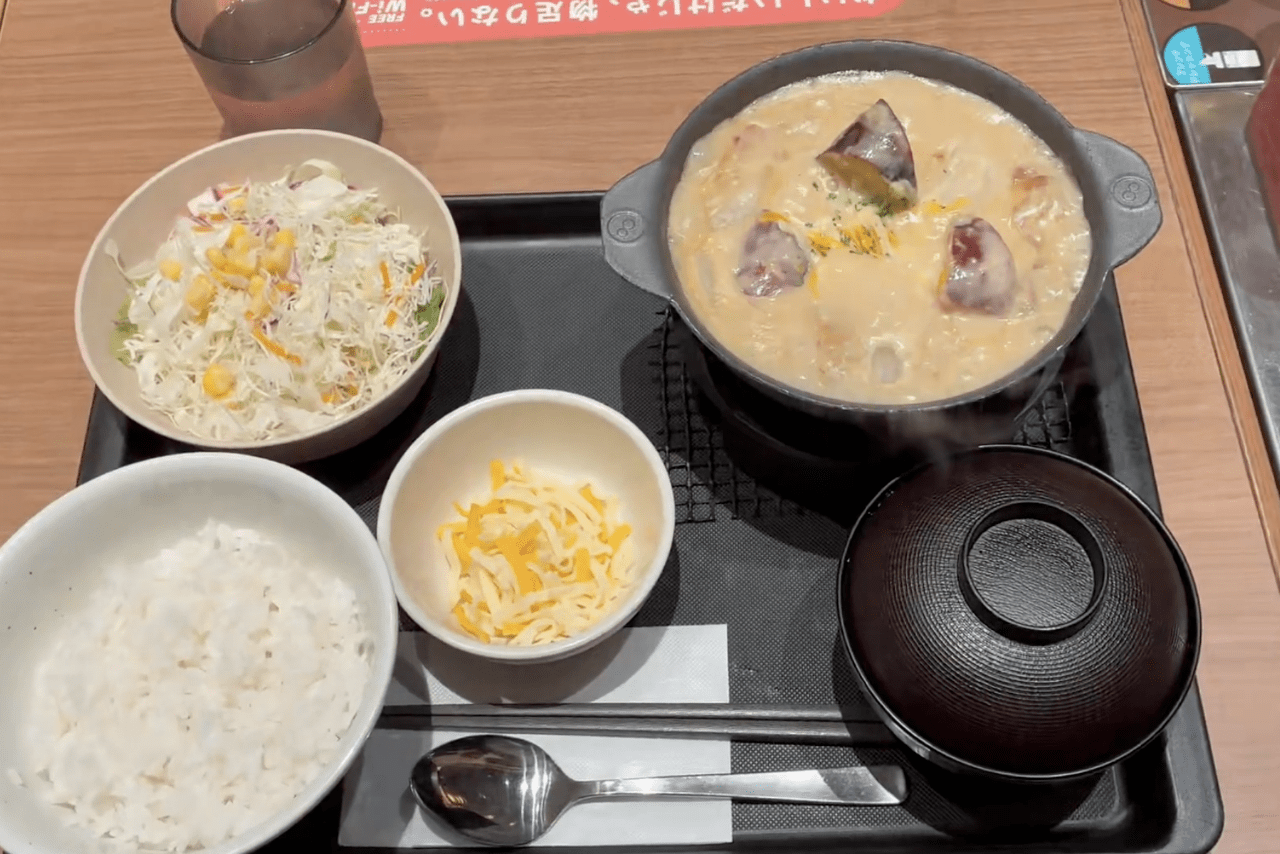 松屋のシュクメルリを堪能する栃ノ心（公式Xより）