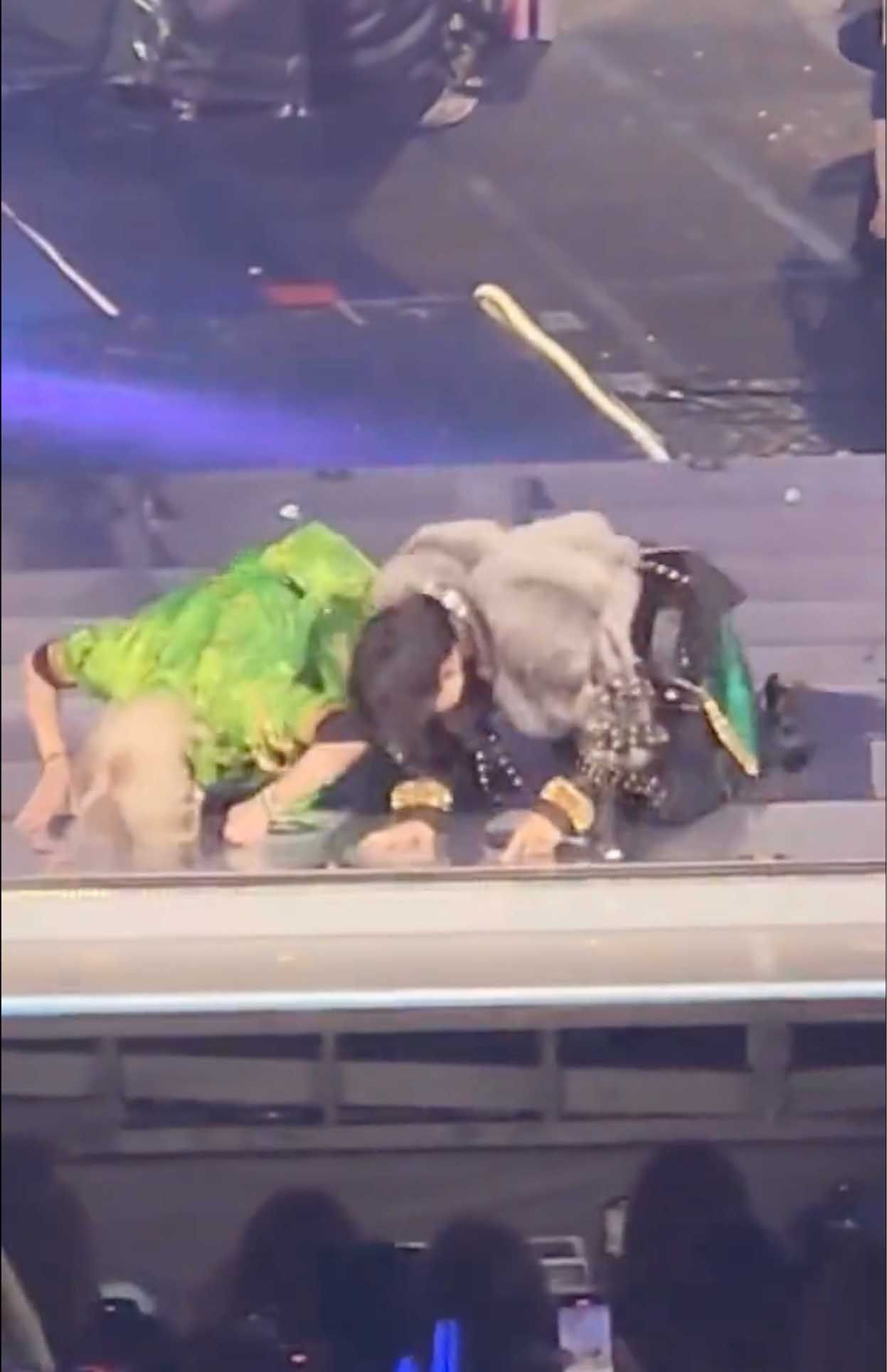 “自撮りファンサ”による炎上騒動を受けてか、ファンに土下座する『HiHi Jets』猪狩蒼弥（左）と『Aぇ! group』佐野晶哉（ツイッターより）