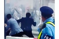 《安倍元首相銃撃・容疑者母親が会見か》警官と女子高生がぶつかって車に轢かれそうに…混乱現場を振り返る