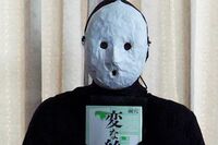 ホラー作家兼YouTuber・雨穴、小説『変な絵』が32万部の大ヒット!「黒タイツに白いお面」姿の理由