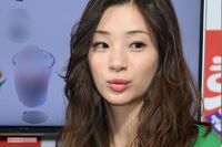 足立梨花の“肩出しショット”に賛否「可愛いって言われ待ち」アンチからは“かまってちゃん”の異名