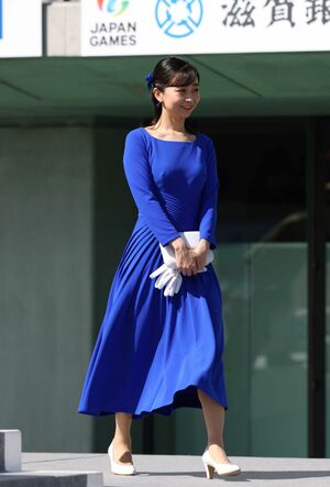 閉会式には“琵琶湖カラー”の全身コーデでお出ましに