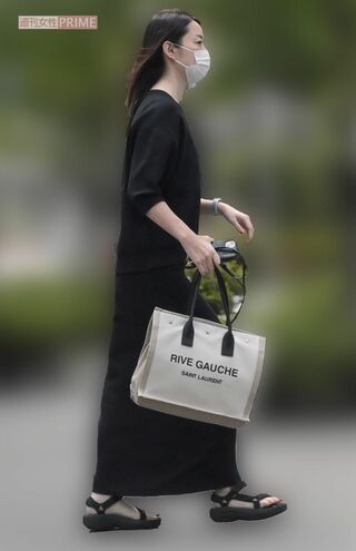 2023年5月下旬の早朝、ラフな姿でコールセンターに向かう上路雪江さん