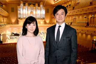 4月からはギネスにも認定された長寿番組『題名のない音楽会』（テレビ朝日系）の6代目司会者として新境地に挑む。左は松尾由美子アナ