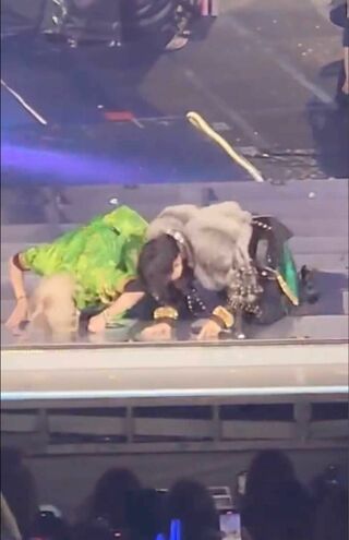 “自撮りファンサ”による炎上騒動を受けてか、ファンに土下座する『HiHi Jets』猪狩蒼弥（左）と『Aぇ! group』佐野晶哉（ツイッターより）