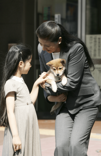 '09年8月、那須の御用邸にてご静養。順調に成長していった由莉を愛子さまが抱えられる、愛子さま7歳、由莉0歳（撮影／JMPA）