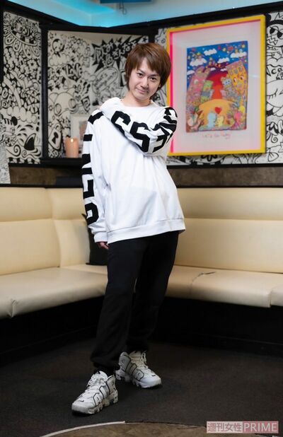 自らが描いた絵で店内の壁一面が埋め尽くされていた（元ジャニーズJr.の田中純弥さん）