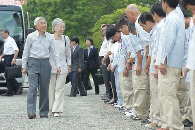 東日本大震災での被災状況を視察するため'11年7月、御料牧場にお立ち寄りに。このときも職員たちにお声がけを