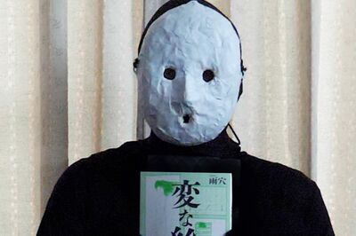ホラー作家兼YouTuber・雨穴、小説『変な絵』が32万部の大ヒット！「黒タイツに白いお面」姿の理由