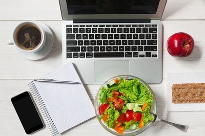 知ってた？デスクでランチは脳に悪い！実は怖い “マルチタスクの弊害” 