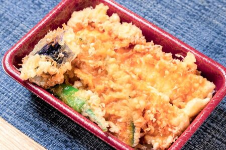 『天麩羅Dining和木』イカ天丼　756円（画像提供／『ロケなび！』）