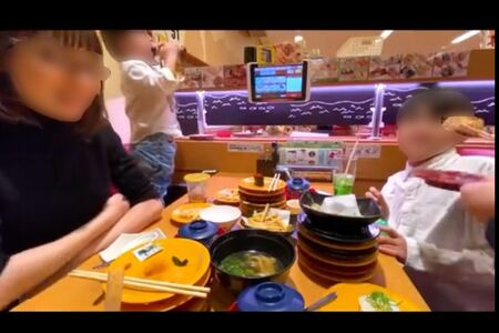 ネット上で拡散されたIくんの動画、レーン側の弟が醤油差しボトルを口に含んでいる