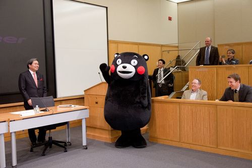 2013年、蒲島氏が母校ハーバード大学で講演をした際、くまモンも同席。学生たちにウケた