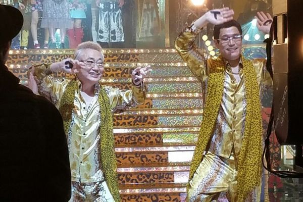 踊る高須院長とピコ太郎（高須院長のブログより）