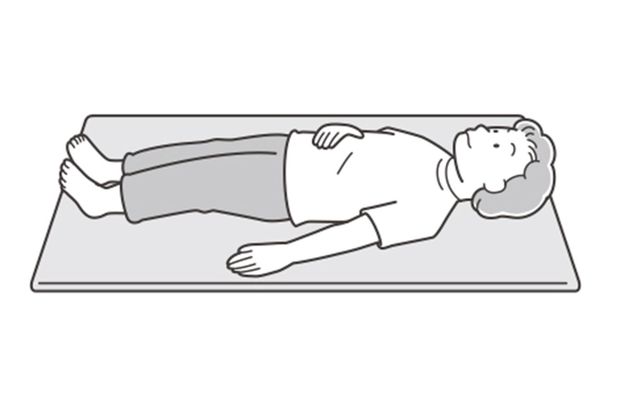 あおむけに寝て、お腹の中で風船をふくらませるようなイメージで鼻からゆっくりと息を吸う。おへその少し上に片手を置いてお腹のふくらみを確認しながら行うとやりやすい。1日5回から始め、慣れたら10回〜20回を行う。（イラスト/わたなべふみ）