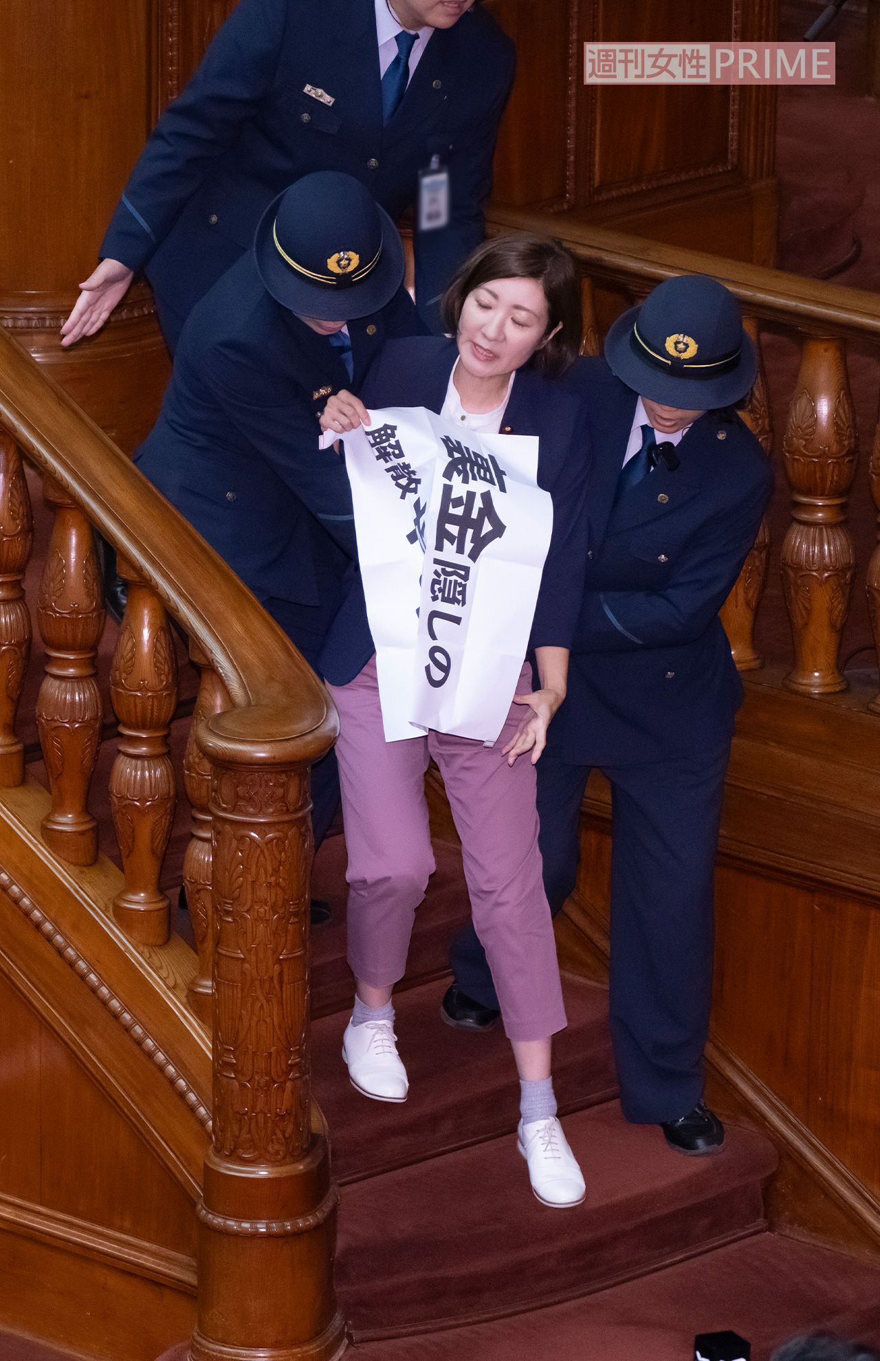 2024年、石破茂氏の首相指名で自民党に抗議するも引きずり下される、れいわ新選組の大石晃子氏