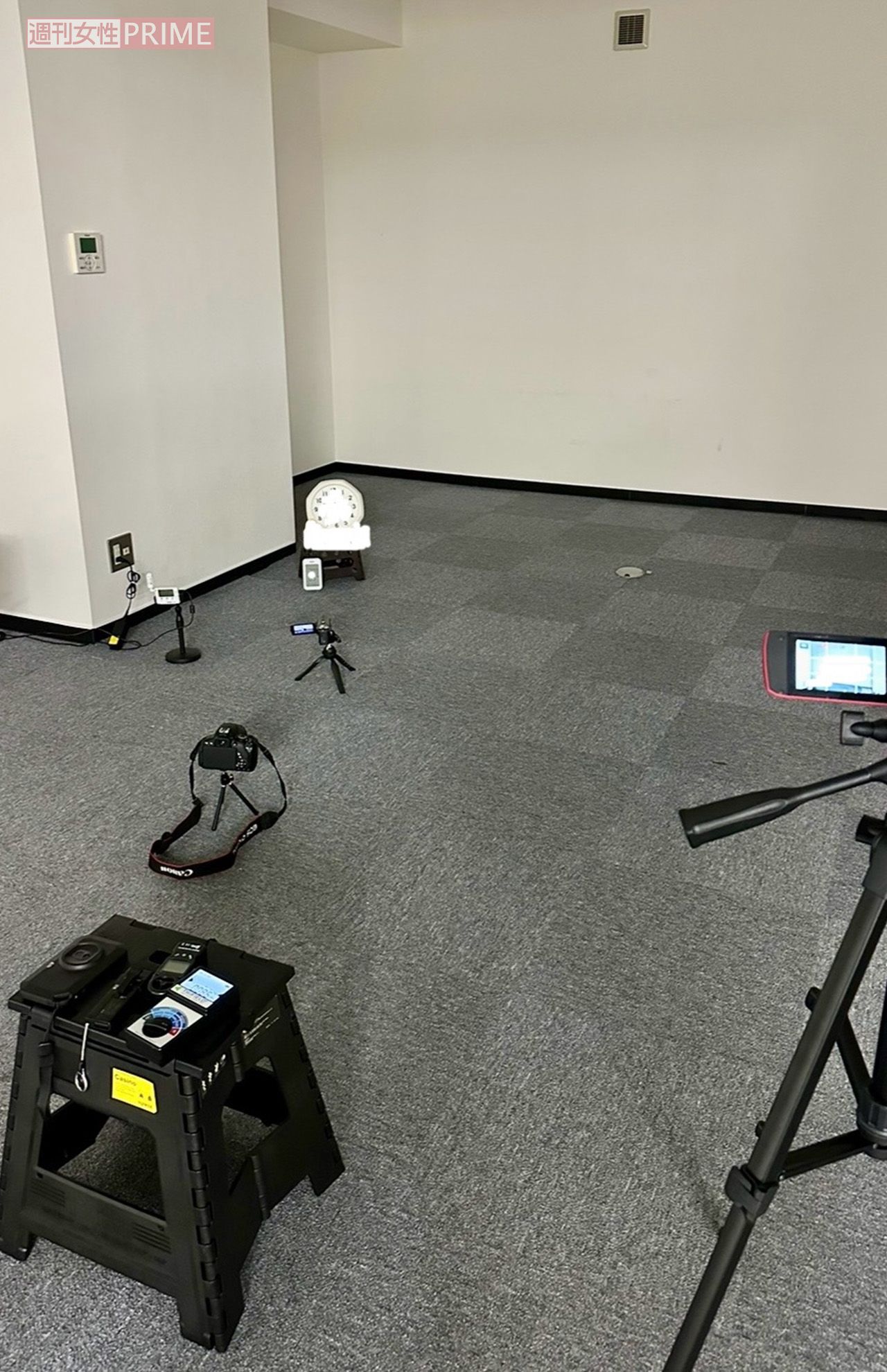 大気圧や室温を測定する機械など、さまざまな器機を用い児玉さんが一晩かけてオバケ調査を行い、報告書にまとめる（本人提供）