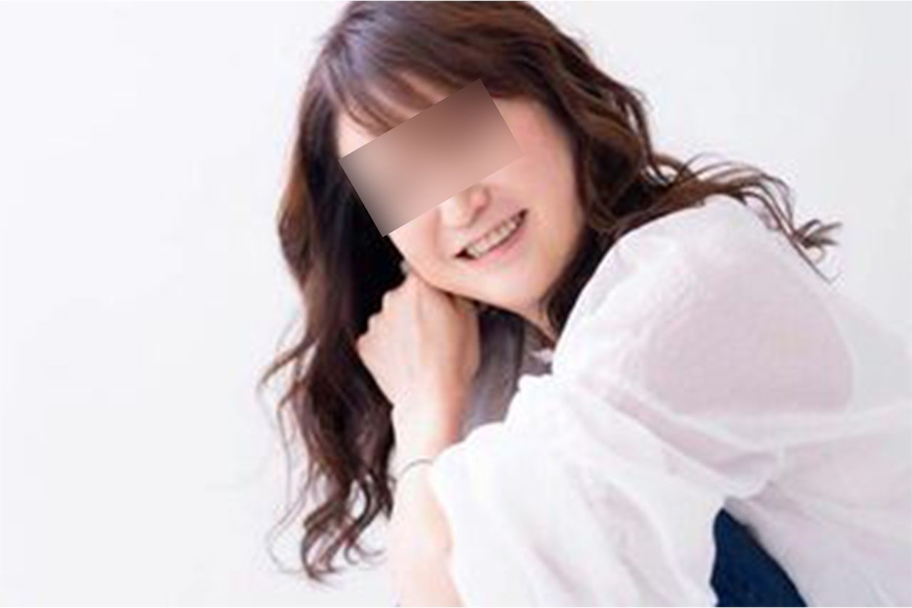 “美魔女”風のポーズを決める自称看護師の51歳女性（SNSより、編集部で一部加工）