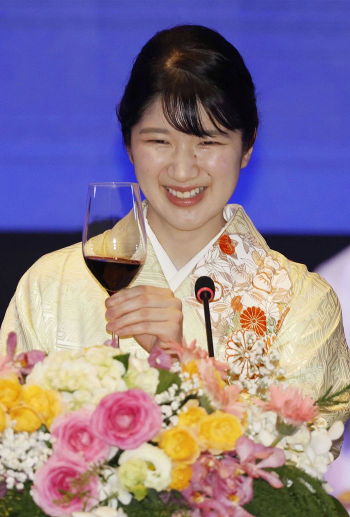 晩さん会にはラオスの国花・チャンパーを思わせる黄色の着物でご出席