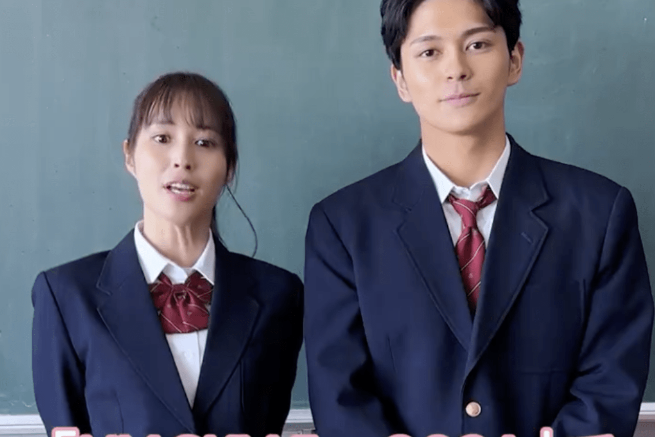 制服姿の広瀬アリス（『366日』月9ドラマXアカウントより）