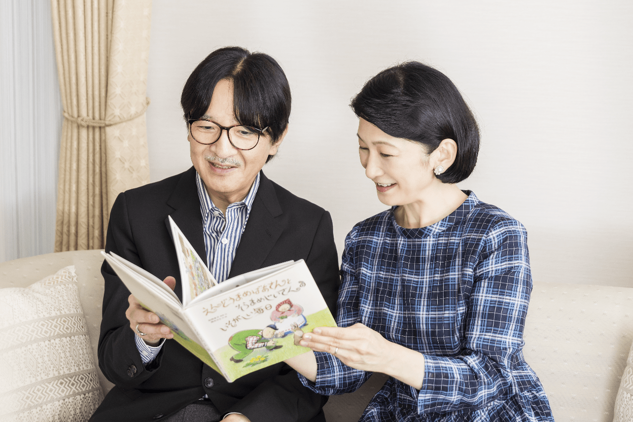 紀子さまの56歳のお誕生日、夫婦で絵本を読む写真を公開（2022年9月11日）写真／宮内庁提供