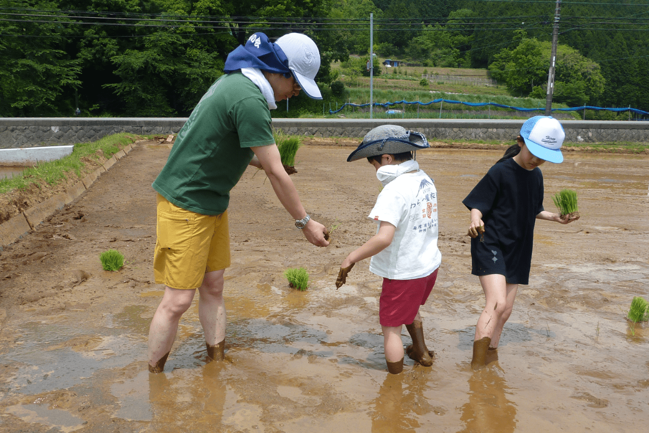 忙しい仕事の合間に、父親として子どもたちとの時間を大切にしてきた武田さん。小学校のPTA親父の会で次男と一緒に田植え体験も。