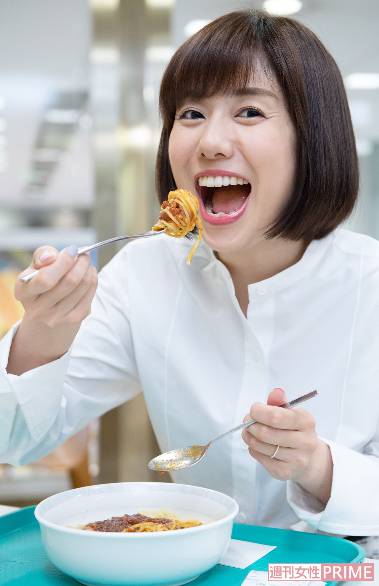 【7】11：00（昼食）  社内食堂で”遅め“のお昼  この日はミートソースをペロリ！　ナスとサーモンと故郷の岡山特産のモモが大好物！　撮影／渡邉智裕