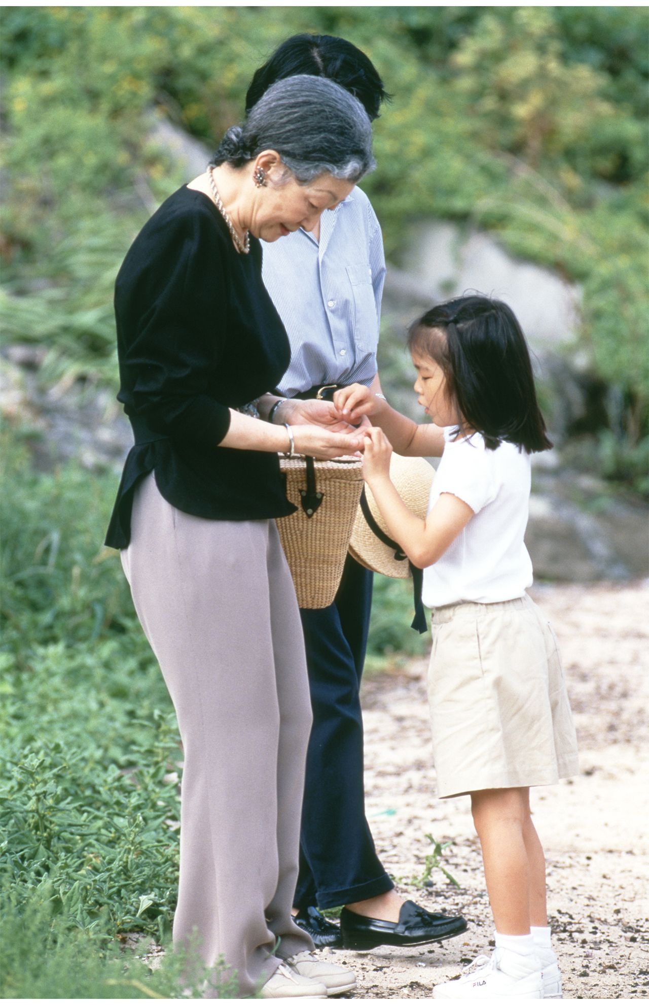 須崎御用邸近くの浜辺で仲よく触れ合われる眞子さまと美智子さま（'98 年8月）