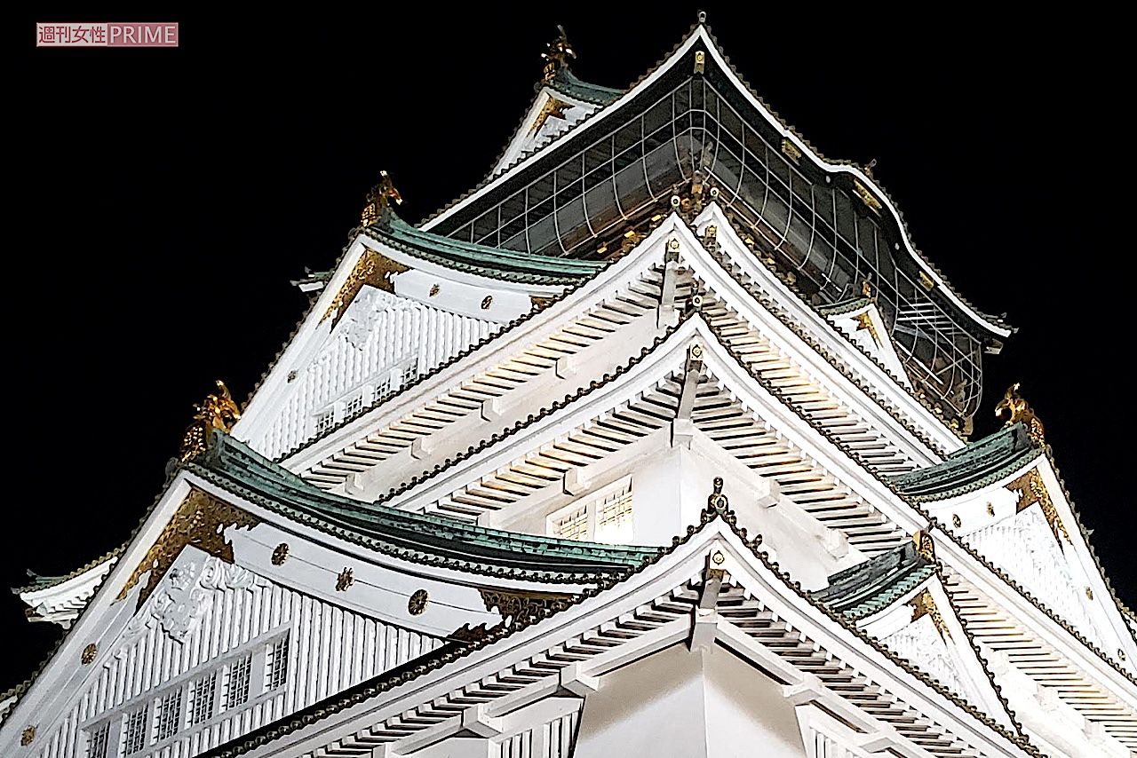 ライトアップされた大阪城（編集部撮影）