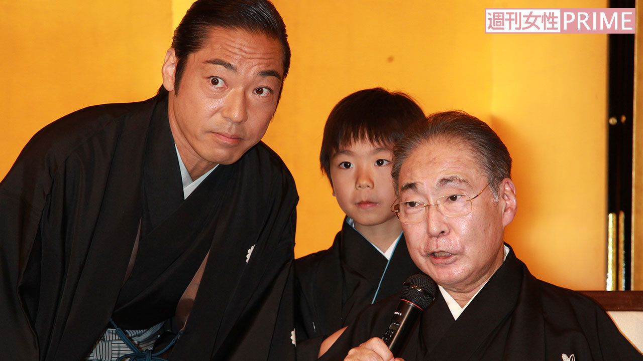 '11年9月、襲名会見で歌舞伎への思いを語った中車こと香川、長男の團子、父の猿翁
