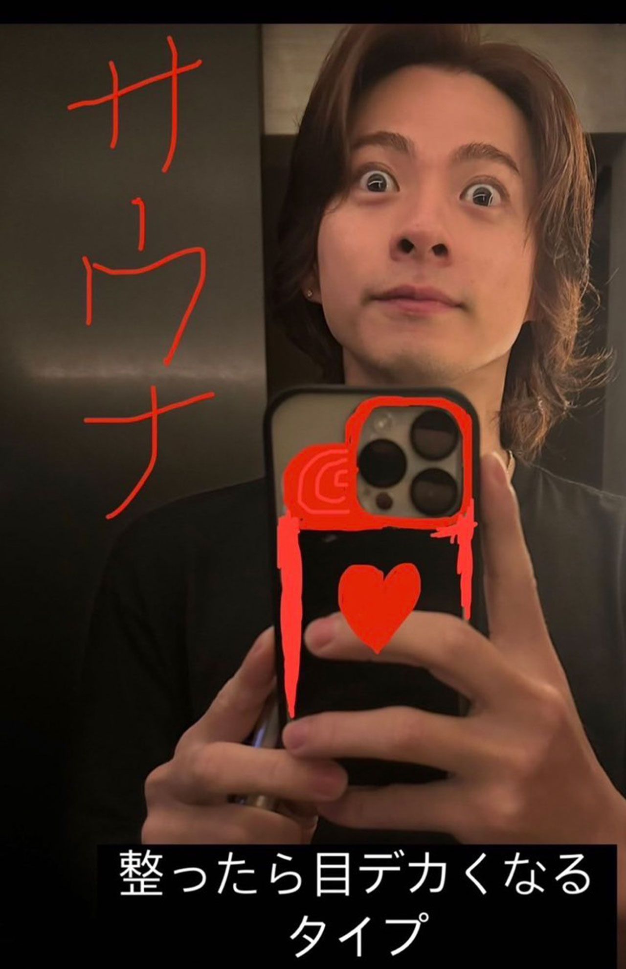 インスタグラムのストーリーにアップした画像の右手にはiQOSらしき物が…（平野紫耀のインスタグラムより）