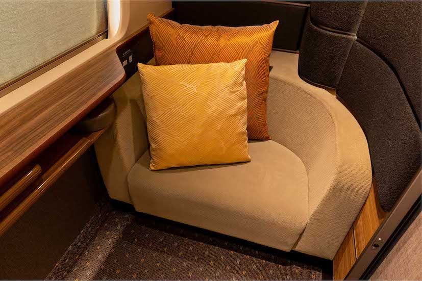 新幹線『Supreme Class（スプリームクラス）』の個室席『Cabin（キャビン）』7号車のソファ（JR東海提供）