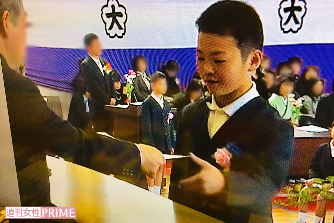 大徳小学校の卒業式で卒業証書を受け取る炎鵬