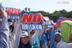 沖縄で開かれた県民大会で辺野古の新基地建設計画にNOを訴える参加者(2017年撮影)