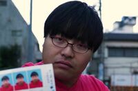 炎上中のYouTuber『wakatte.tv』、「卒業証書をお尻に敷く」過去の無礼行動が再注目で《人としてどうかして…