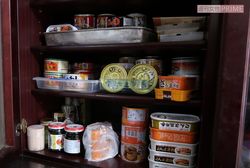 自宅には、サバ、サンマ、イワシ、イカの缶詰やクジラの大和煮などの缶詰が