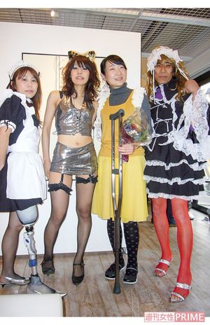 2011年、須川さんの個展ではメイドコスプレをサプライズ演出で披露し会場を盛り上げた臼井さん（右）