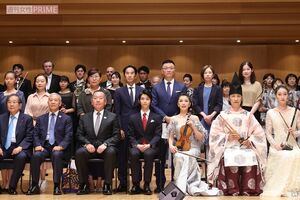 『日中国交正常化50周年記念慶典』の集合写真では、多くの出席者の中、羽生結弦が堂々センターに