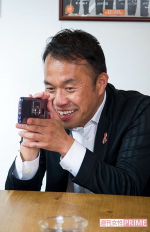 1度出会った難病の子どもやその家族の行事にも喜んで駆けつける。「入学式で子どもの成長を見て号泣してる父ちゃん、母ちゃんに代わってね、ビデオを撮るんですよ」と撮影ポーズをする大住　撮影／伊藤和幸